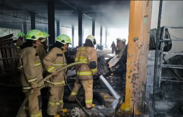 Kebakaran di Pulogadung Jakarta Timur Melanda Pabrik, 13 Unit Damkar Dikerahkan