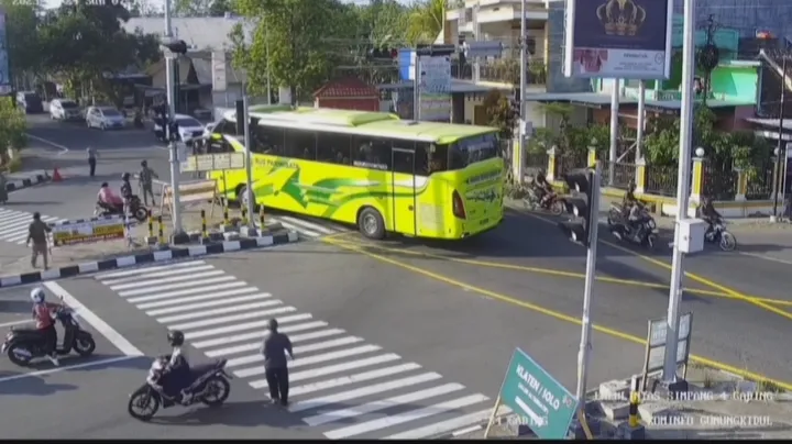 Detik-detik Kecelakaan di Perempatan Gading Gunungkidul, Bus Pariwisata Tabrak Pemotor