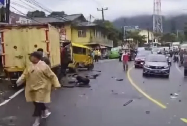 Kecelakaan beruntun di Puncak Bogor hari ini 