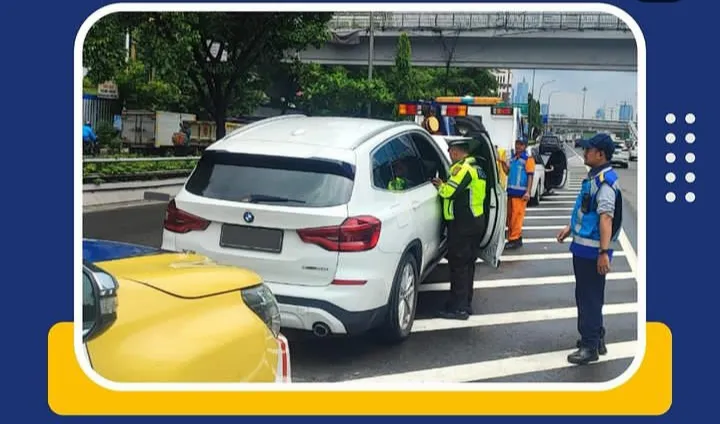 Mobil BMW tergelincir tabrak tiang di Jakarta Barat 