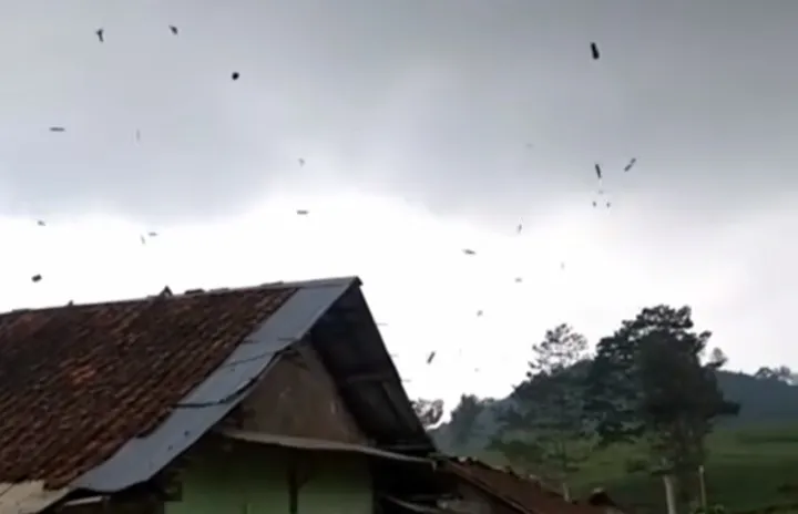 Angin puting beliung di Kertasari Bandung 