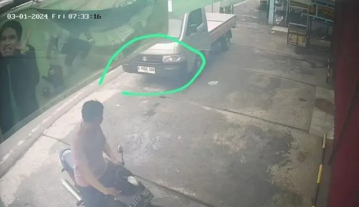 Pelaku mencuri gerobak di Cakung Jakarta Timur 