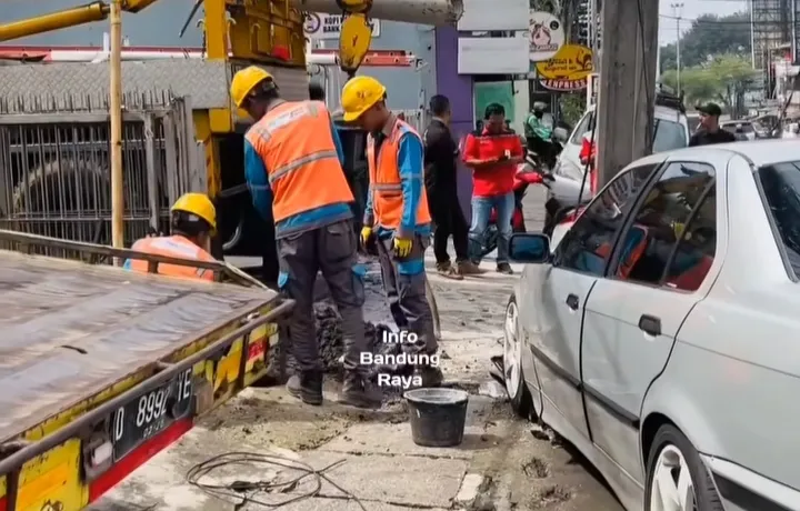 Mobil BMW tabrak tiang listrik di Bandung 