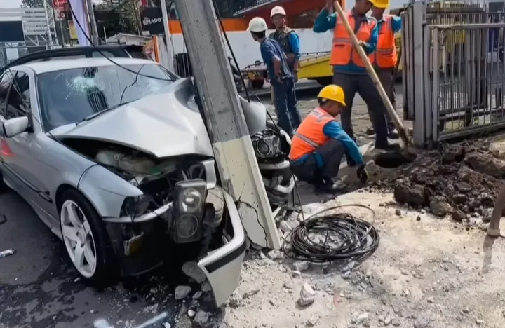 Diduga Pengemudi Mengantuk, Mobil BMW Tabrak Tiang Listrik Di Bandung ...