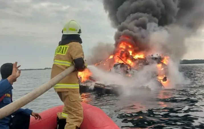 Kapal pesiar di Kepulauan Seribu Jakarta Utara terbakar 