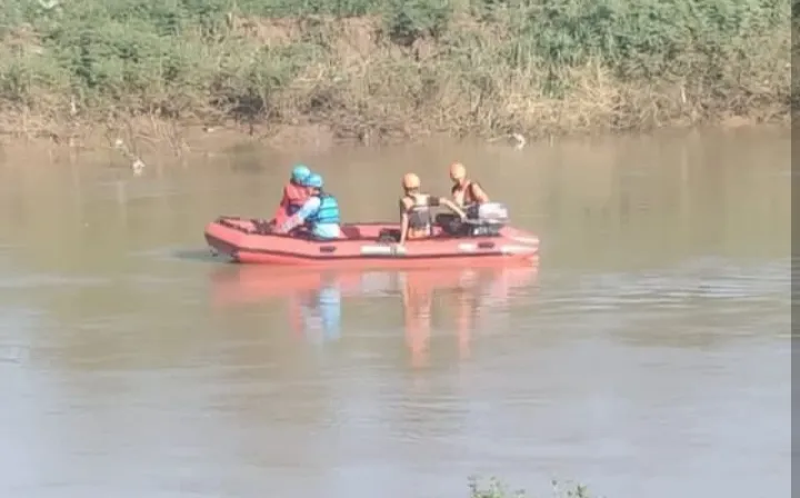 Upaya Pencarian Korban Hanyut di Sungai Citarum Bekasi Saat Menyeberang