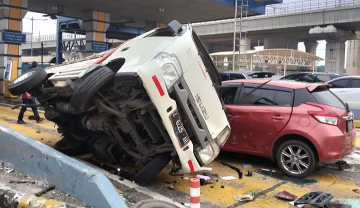 Kecelakaan Beruntun di gate tol Halim hari ini 