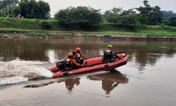Seorang Anak Tenggelam di Kali Ciliwung Jakarta Selatan, Tim SAR Lakukan Pencarian