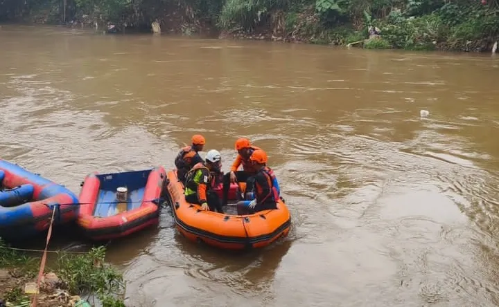 Seorang Remaja Tenggelam di Kali Ciliwung Jakarta Selatan, Korban Hilang dan Belum Ditemukan