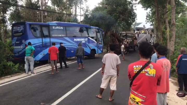 Tak Kuat Menanjak, Bus Pariwisata Masuk Parit di Gunungkidul