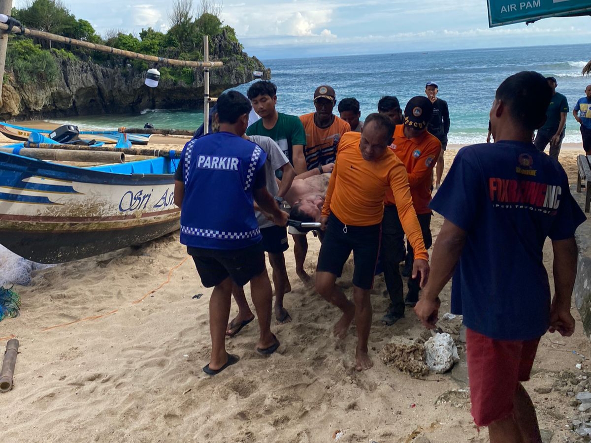 Bermain Air Terlalu Ke Tengah, Wisatawan Asing Hanyut di Pantai Slili