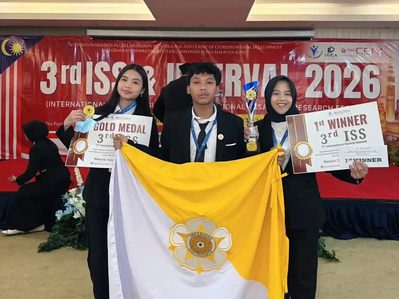 Tiga Mahasiswa UGM Raih Juara 1 dan Gold Medal di Malaysia Lewat Inovasi ...