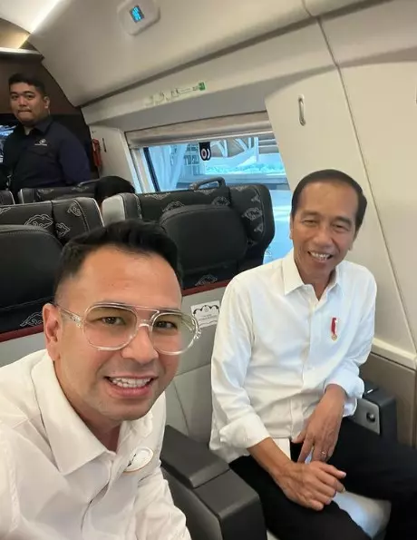 Jokowi Jajal Kereta Cepat Bersama Menteri dan Artis, Jakarta-Bandung Cuma 25 Menit