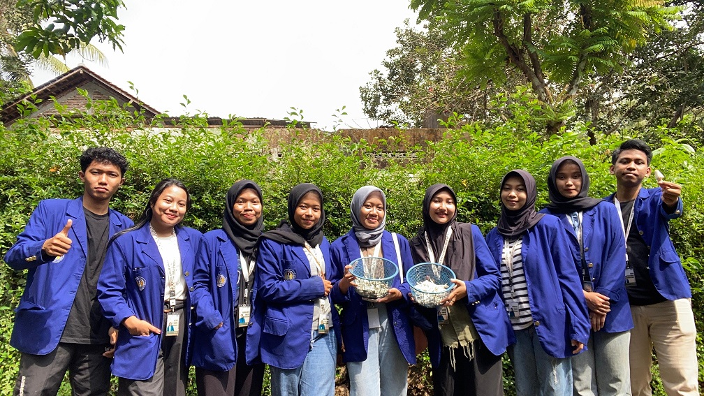 Mahasiswa KKN UNY di Gagan Bligo Magelang Manfaatkan Limbah Janggel Jagung Sebagai Media Tanam Jamur