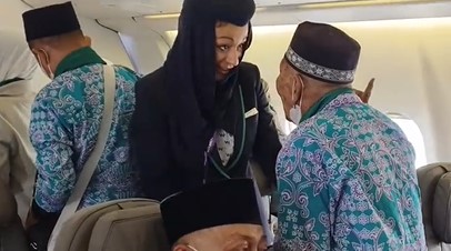 Lupa Memberi Makan Ayam, Kakek Jamaah Haji Minta Turun Dari Pesawat