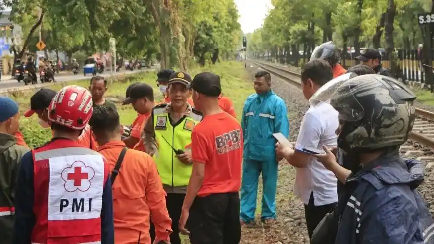 Kecelakaan di Margorejo Surabaya 11 Desember 2023, Lansia Tewas Tertabrak Kereta Api