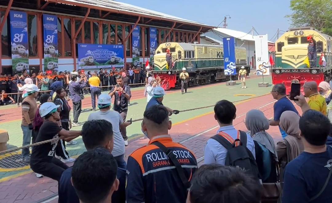Keseruan Awak Media Ikuti Lomba Tarik Lokomotif di Jogja
