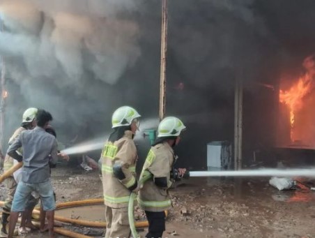 Kebakaran di Rawa Badung Jatinegara Minggu 23 Juli 2023, 16 Unit Mobil Damkar Diterjunkan ke Lokasi