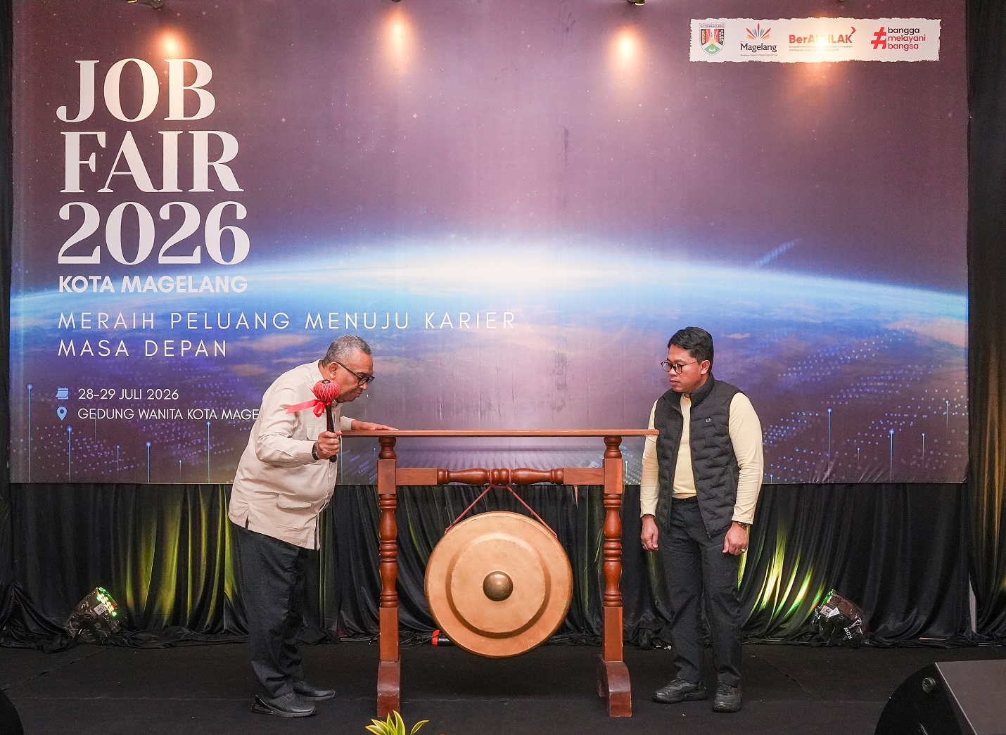 Mencari Kerja Kini Tak Cukup Bawa CV, Wamenaker Ungkap Alasan Job Fair Masih ...