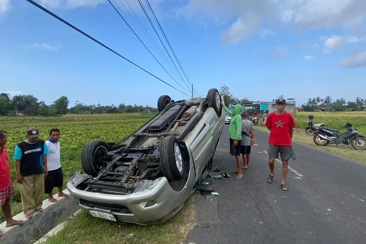 Banting Stir Lalu Oleng, Mobil Toyota Inova Terbalik di Kretek Bantul