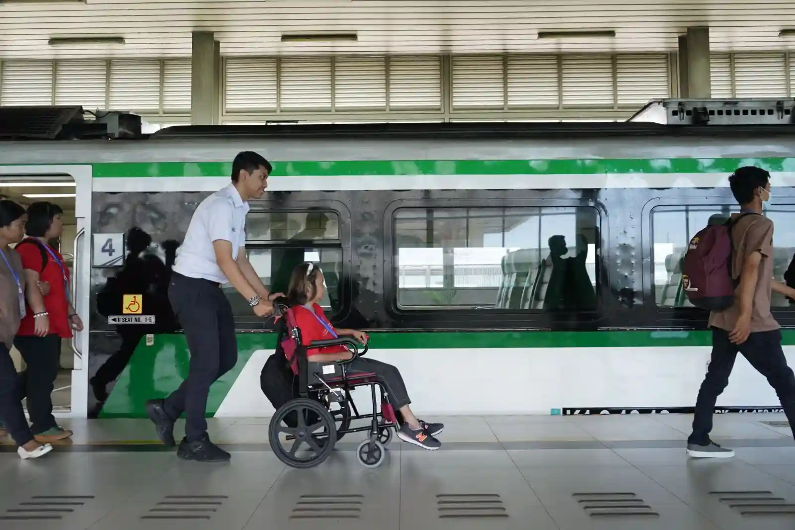 Perkenalkan Transportasi yang Ramah dan Inklusif, PT Railink Ajak Penyandang Disabilitas Naik Kereta ...