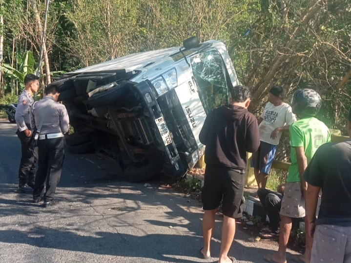 Duh, Mobil Box Terguling di Jalan Yogyakarta-Wonosari