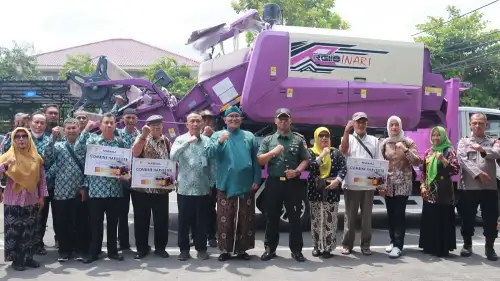 Pemkab Bantul Serahkan Combine Harvester untuk Dukung Sektor Pertanian