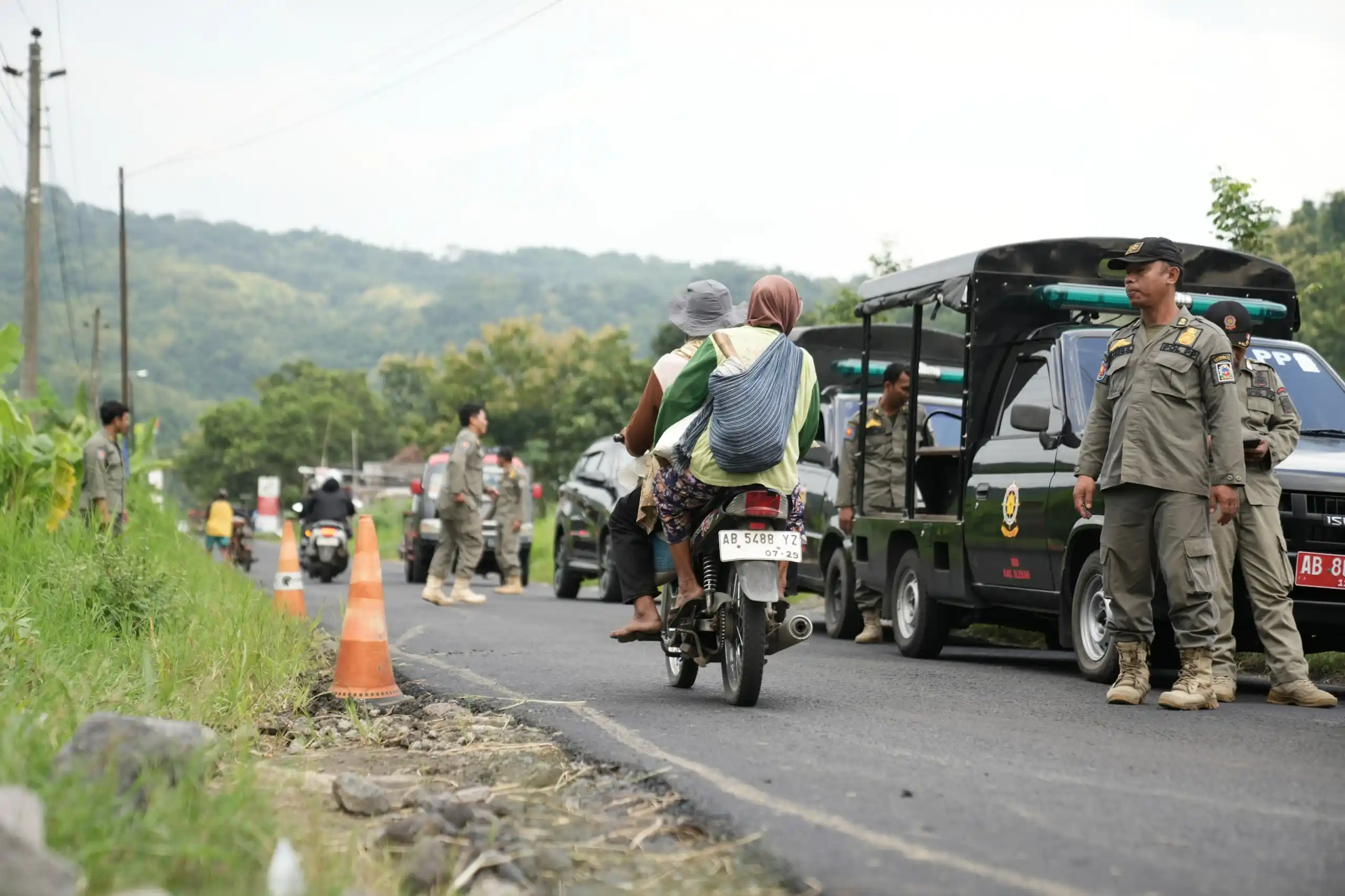 Tinjau Jalan Rusak, Bupati Sleman Targetkan Lebaran Sudah Diperbaiki