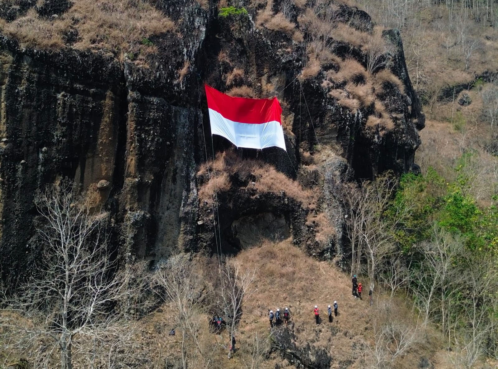 Bendera Raksasa Berkibar di Via Ferrata Selopamioro, Sambut HUT RI ke-81