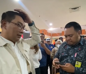 Lama Tak Ada Kabar, Ridwan Kamil Terekam Protes Pesawat Delay