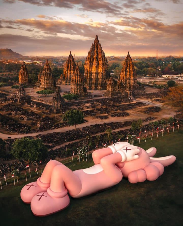 Pameran KAWS di Candi Prambanan