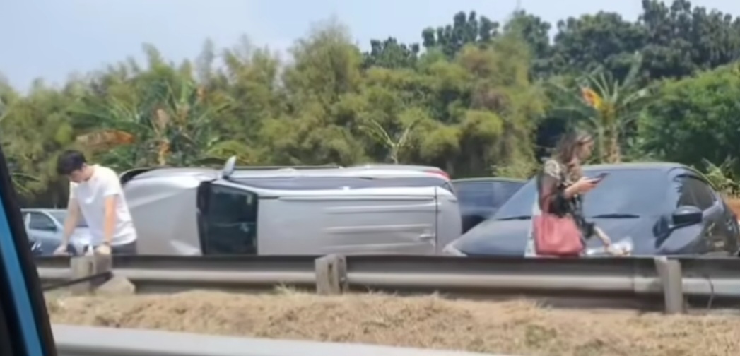 Kecelakaan di Tol Serpong Arah Jakarta Hari Ini 20 Agustus 2023, Mobil Ringsek Hingga Terguling