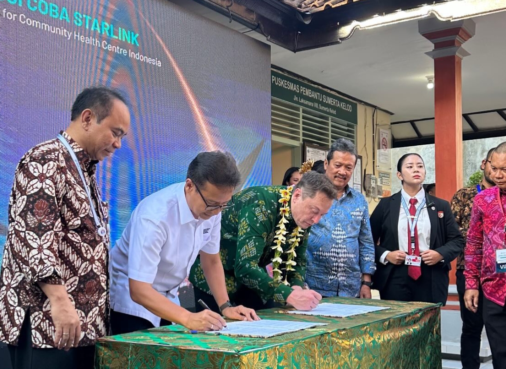Kenakan Endek, Elon Musk Resmikan Starlink di Bali
