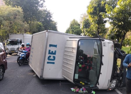 Truk Muatan Es Batu Terguling di Jalan Ahmad Yani Surabaya, Pengendara Diminta Cari ...