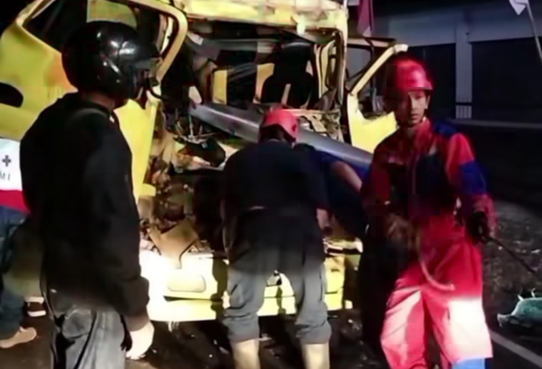 Truk Bak Kayu Tabrak Truk Kontainer di Jalan Wonosari Jogja, Sopir Sempat Terjepit ...