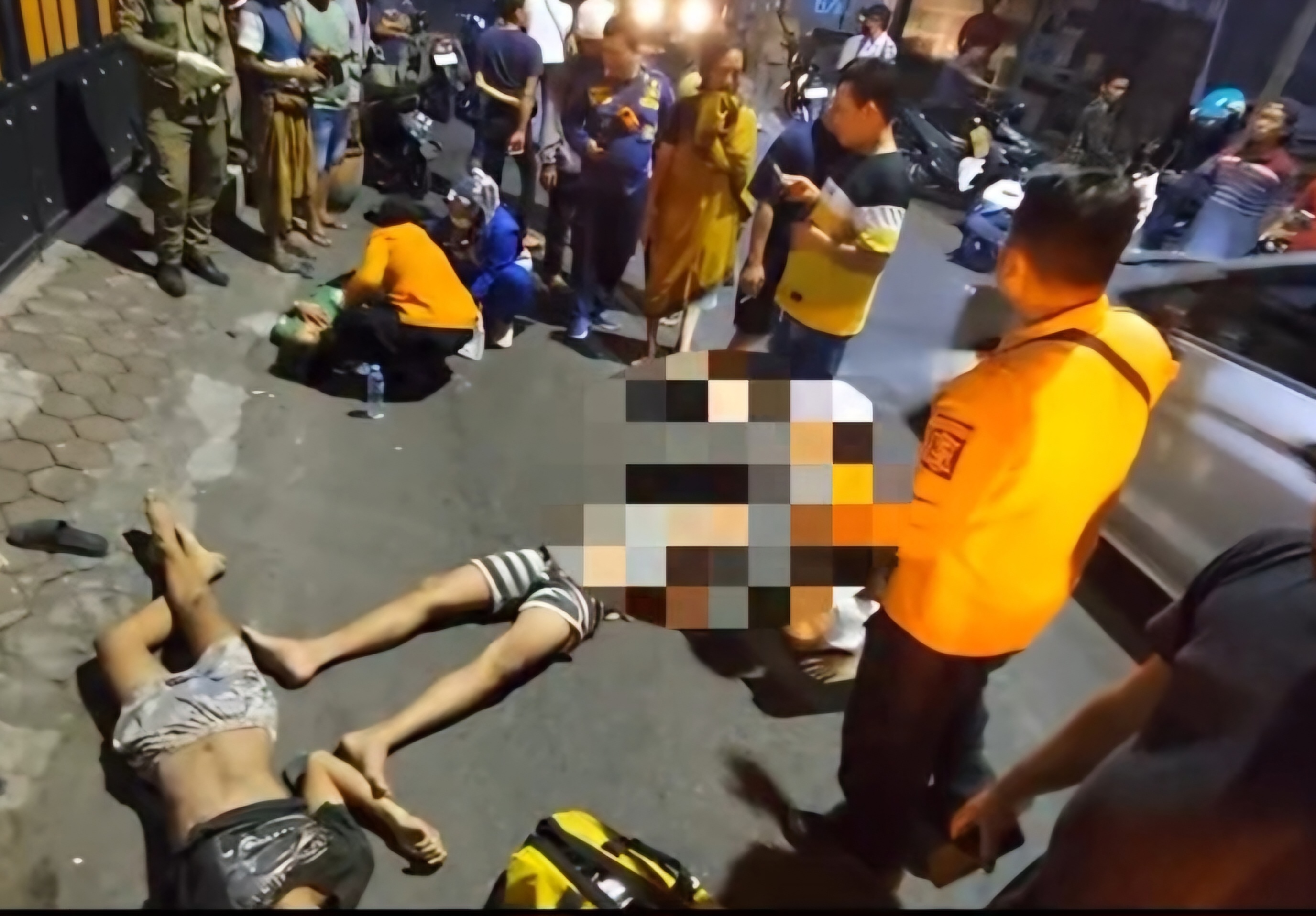 Remaja bonceng tiga kecelakaan di Surabaya