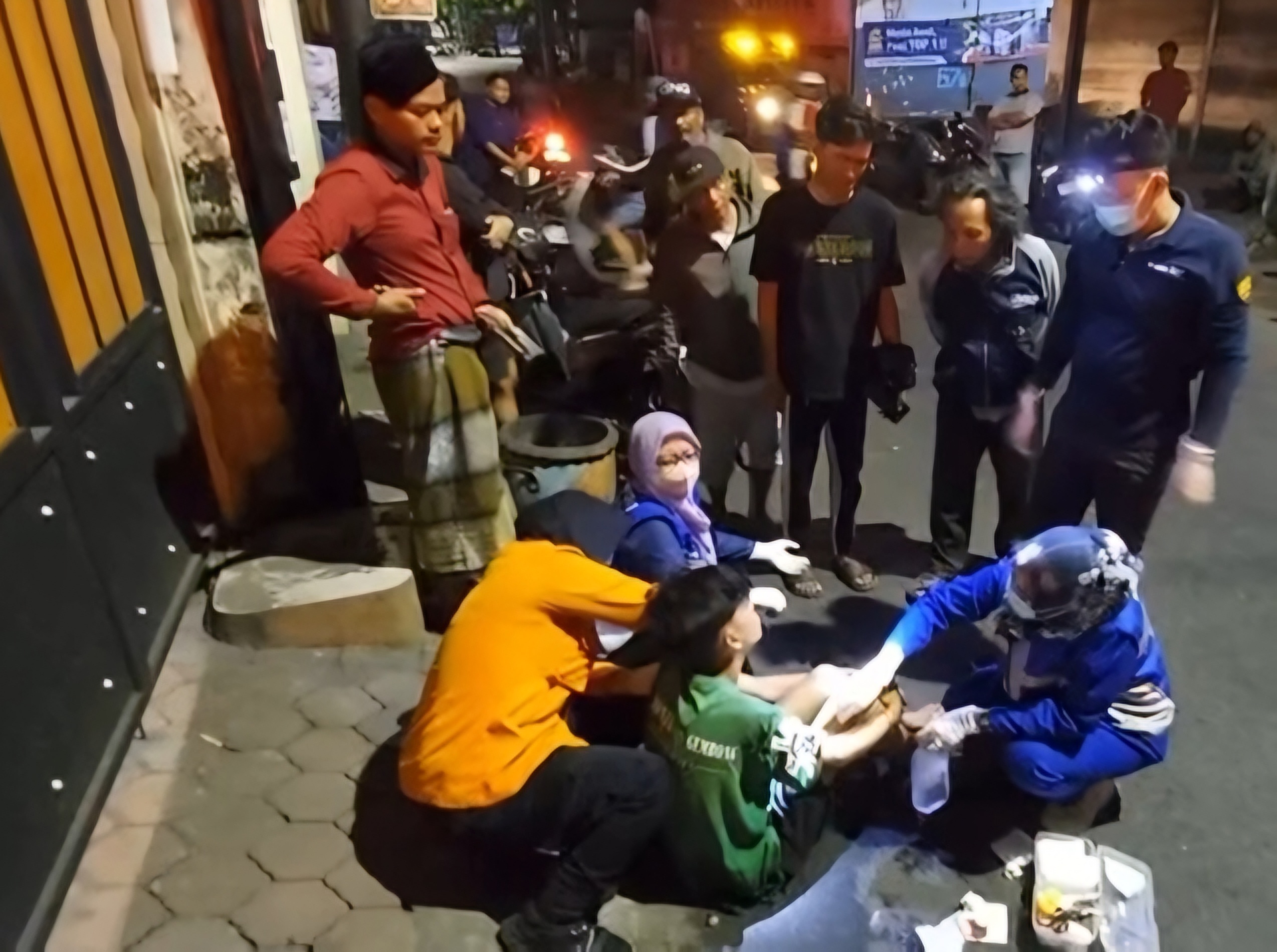 Diduga Pengaruh Alkohol, Remaja Bonceng Tiga Kecelakaan di Surabaya, Satu Tewas