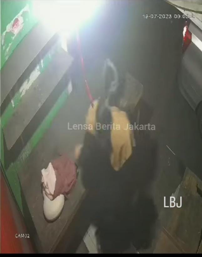 Detik-Detik Seorang Wanita Membuang Bayi di Jakarta Timur Terekam Kamera CCTV