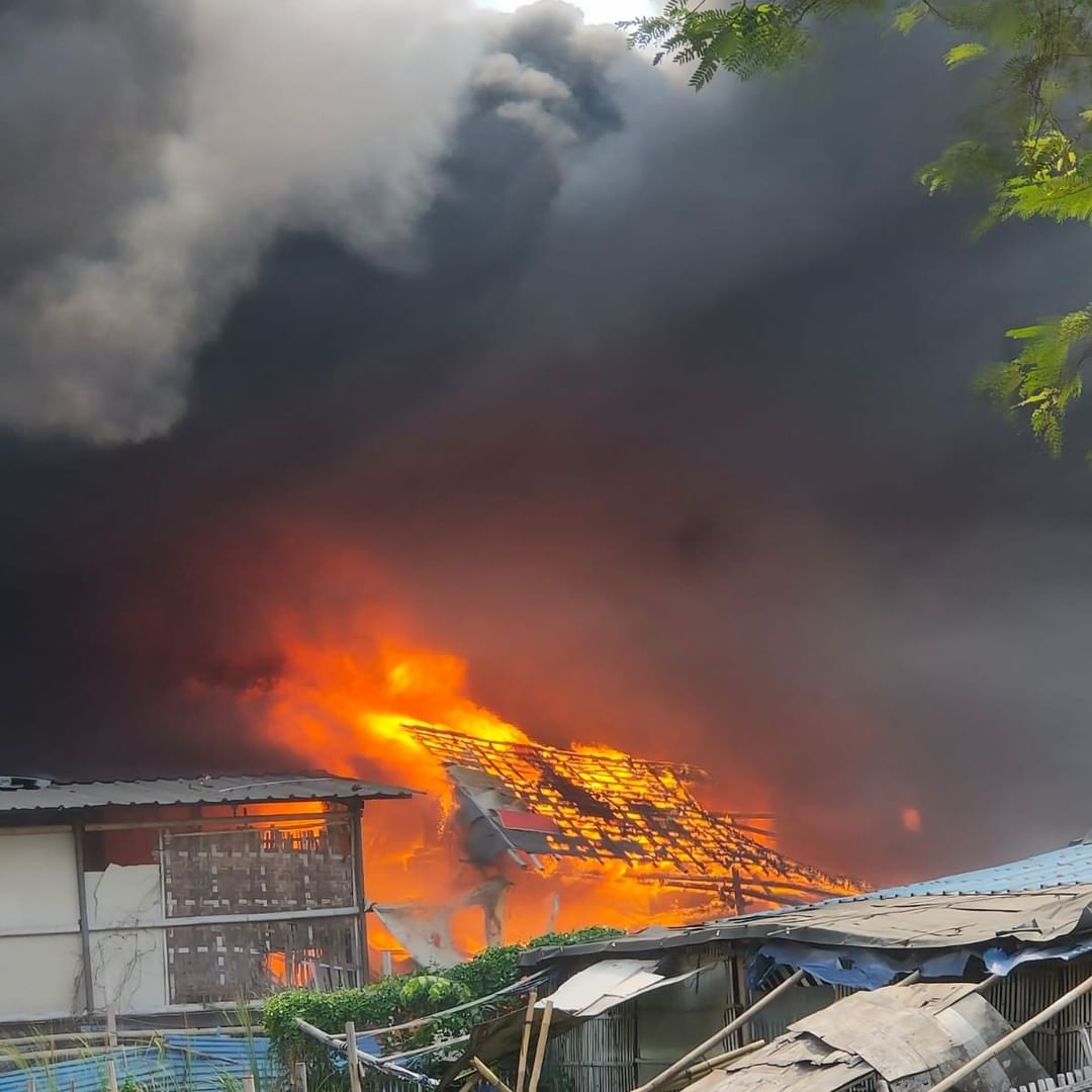 gambar kebakaran pabrik plastik