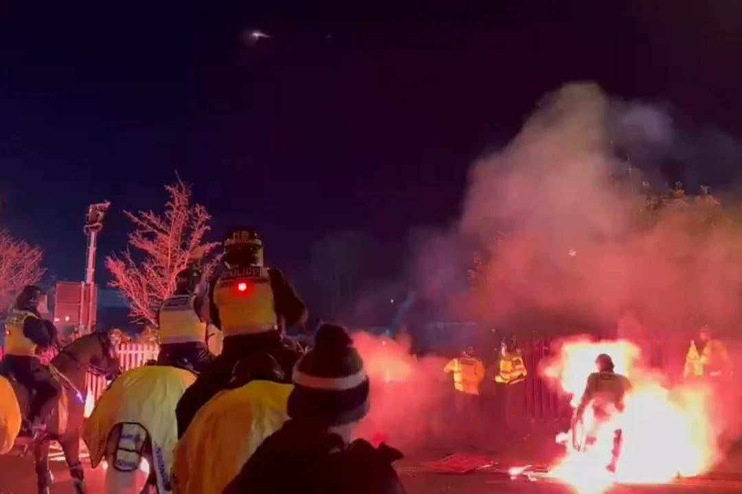 Bentrok dengan Polisi di Villa Park, Puluhan Supporter Legia Warsaw Ditahan