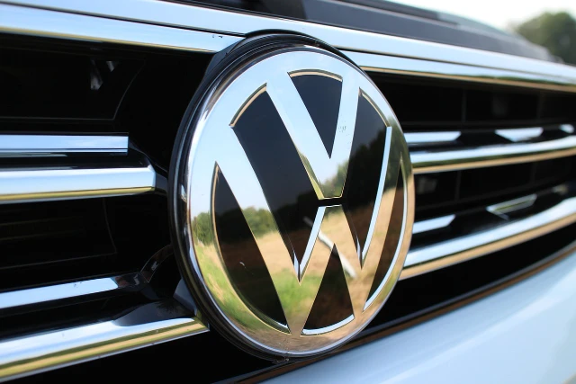 Kalah Saing dengan Industri Otomotif Tiongkok, VW Pertimbangkan Pemotongan 30.000 Pekerjaan di Jerman