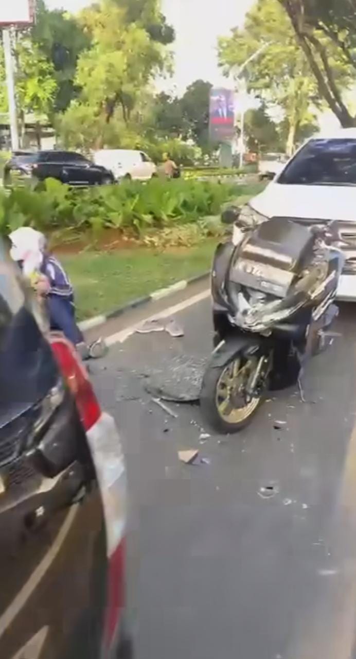 Tabrakan Beruntun di Senayan Park, Melibatkan 3 Mobil dan 1 Motor