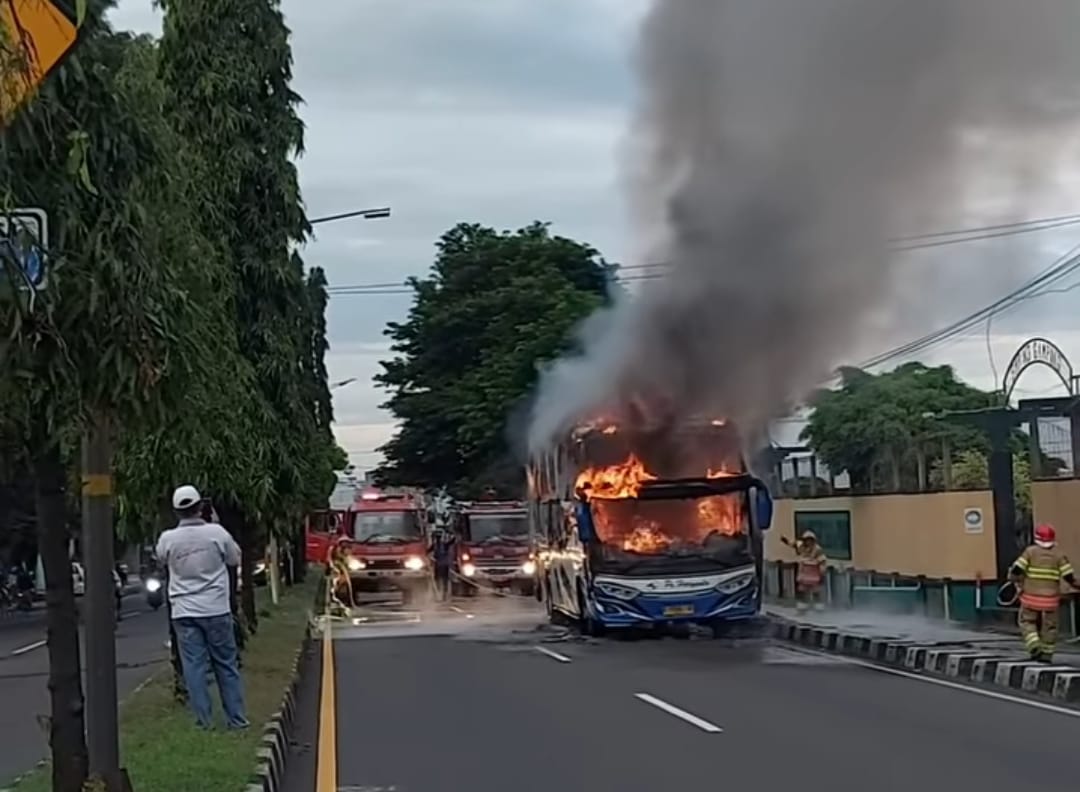 Viral, Detik-detik Bus Terbakar di Gamping Sleman Hari ini