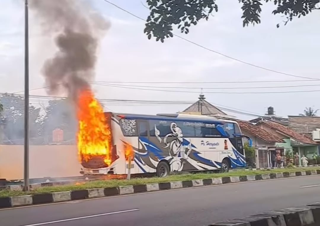 Bus terbakar di gamping