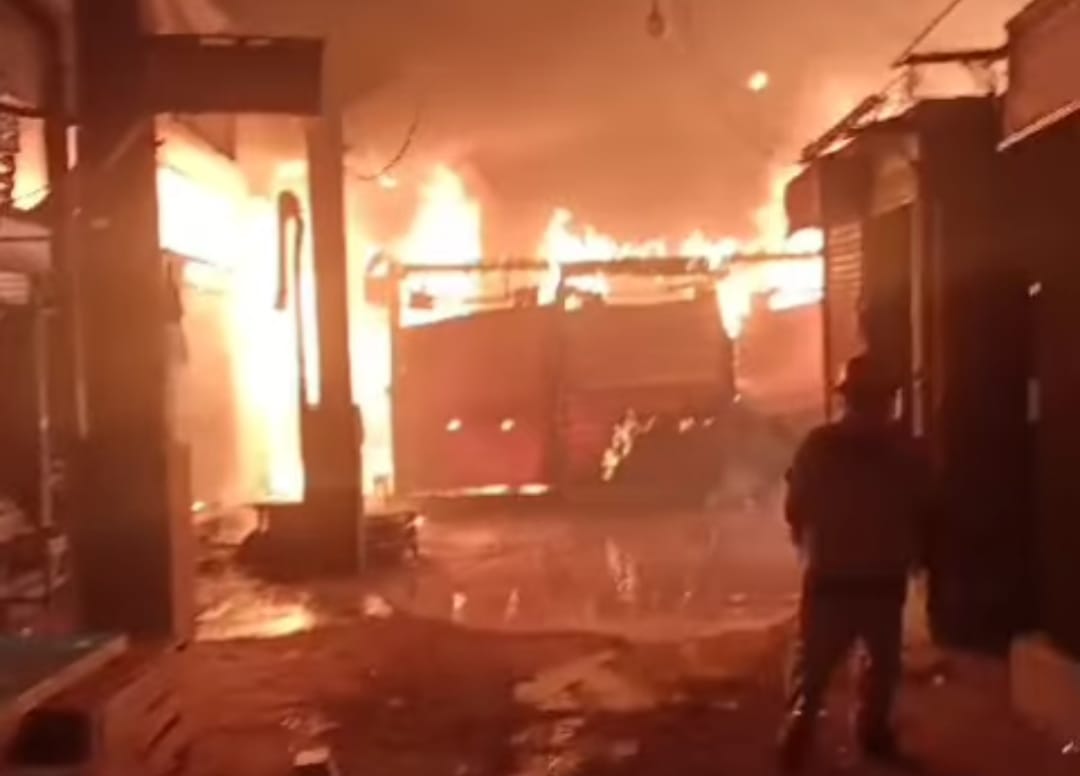 Detik-detik Kebakaran di Pasar Karangkobar Banjarnegara, Damkar 4 Kabupaten Dikerahkan