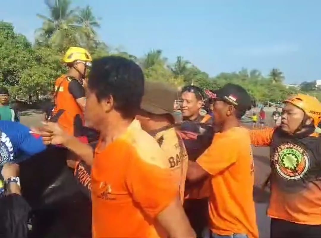 Ditemukan Meninggal, Tim SAR Evakuasi Pelajar Terseret Ombak di Pantai Barat Pangandaran