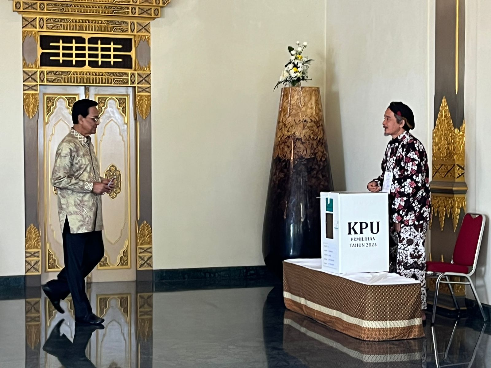 Gunakan Hak Pilihnya, Sri Sultan Nyoblos di TPS 006 Panembahan