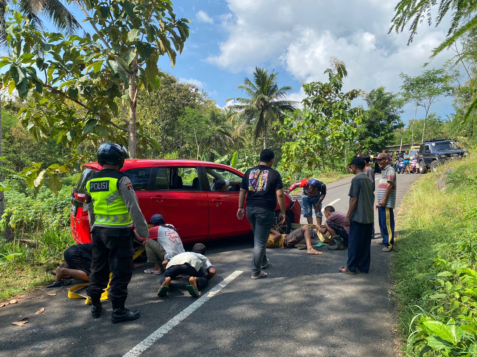 Ditinggal Lihat Google Maps, Sebuah Mobil di Gunungkidul Masuk Parit