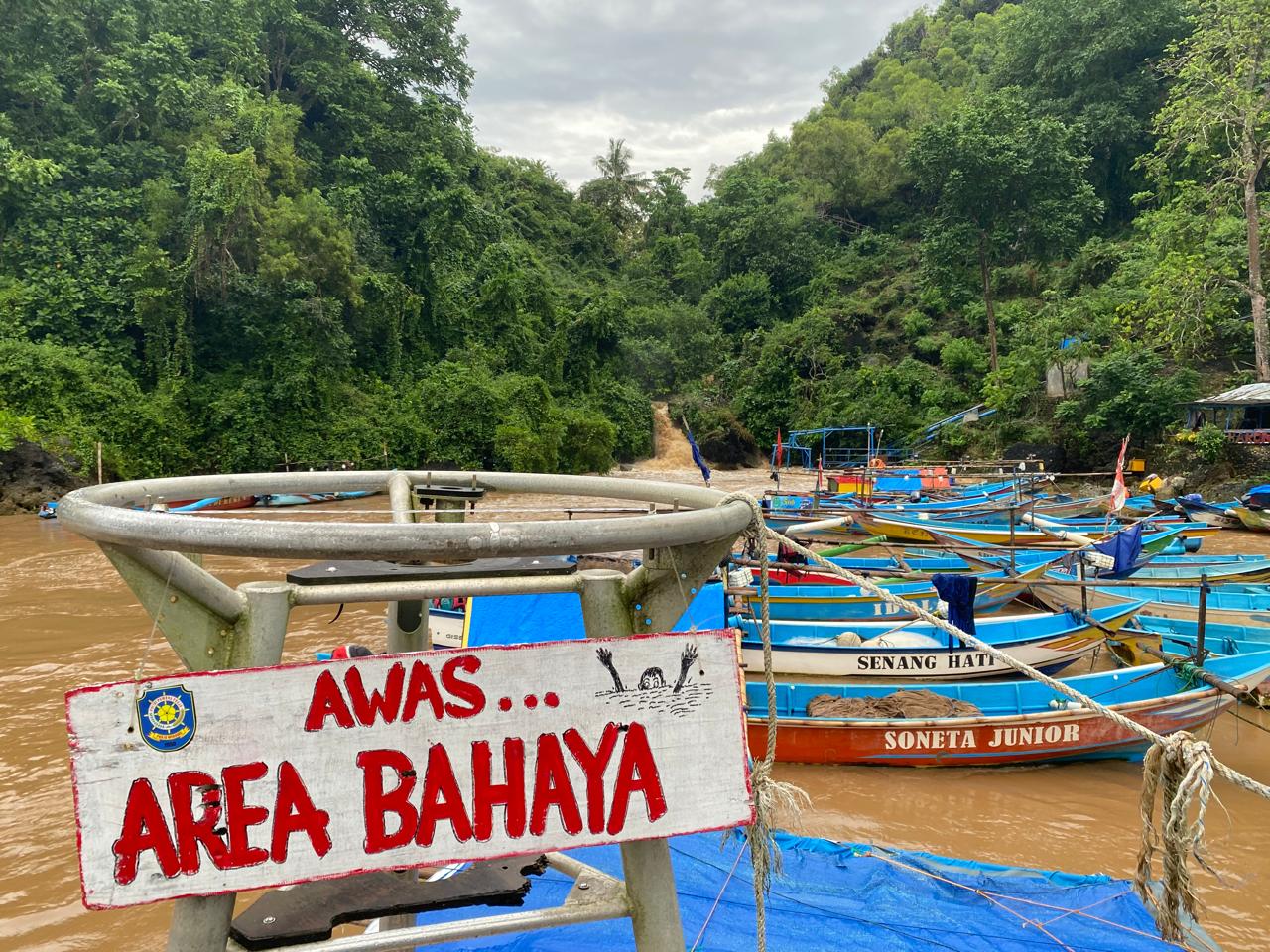 Akibat Hujan Deras, Sungai Bawah Tanah Pantai Baron Meluap, Air Laut Berwarna Coklat