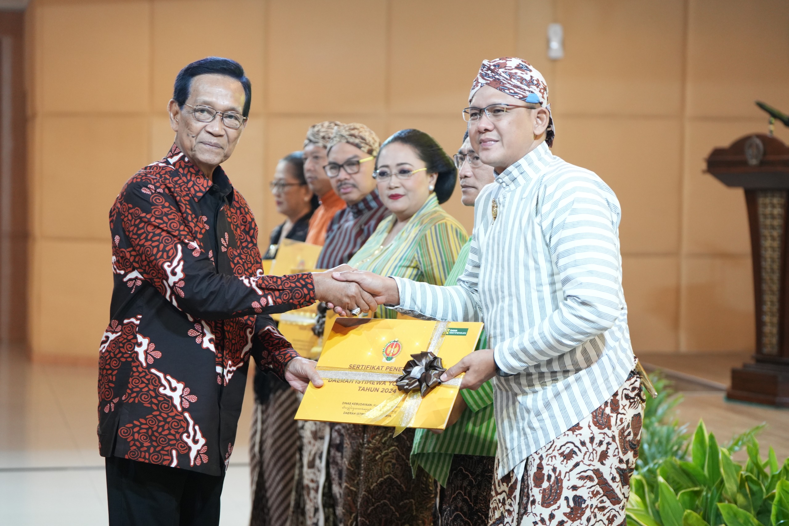 Sri Sultan Serahkan 32 Sertifikat WBTb DIY, Terbanyak Kabupaten Sleman Sejumlah 8 Sertfikat